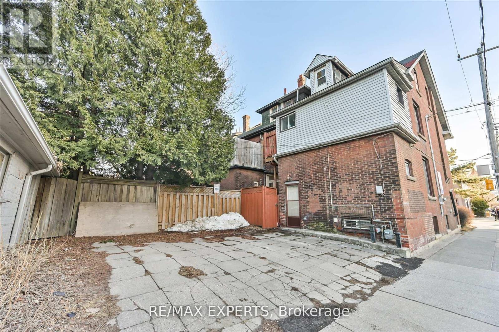 18 Barton Avenue, Toronto, Ontario  M5R 1G8 - Photo 4 - C12121393