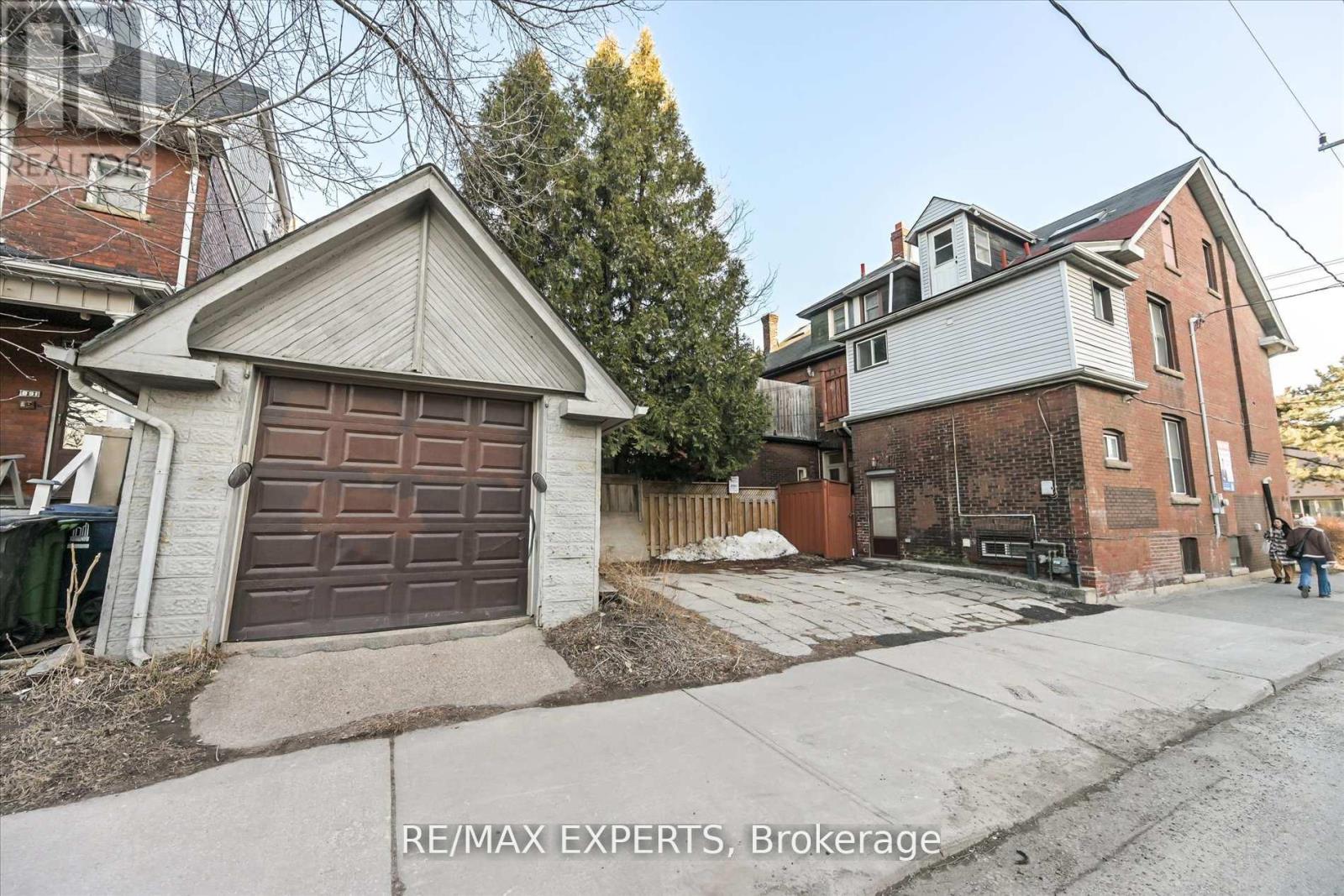 18 Barton Avenue, Toronto, Ontario  M5R 1G8 - Photo 5 - C12121393