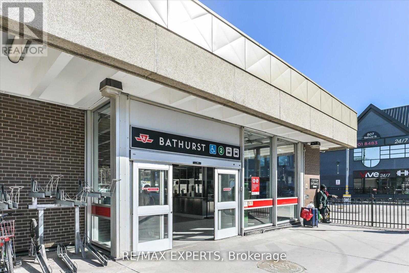 18 Barton Avenue, Toronto, Ontario  M5R 1G8 - Photo 7 - C12121393