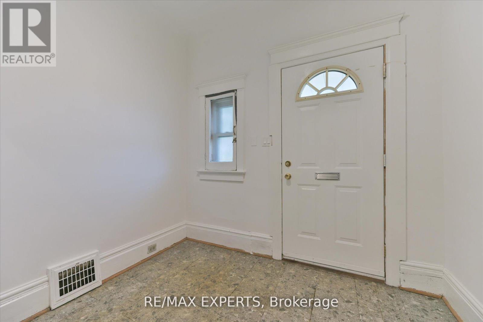18 Barton Avenue, Toronto, Ontario  M5R 1G8 - Photo 9 - C12121393