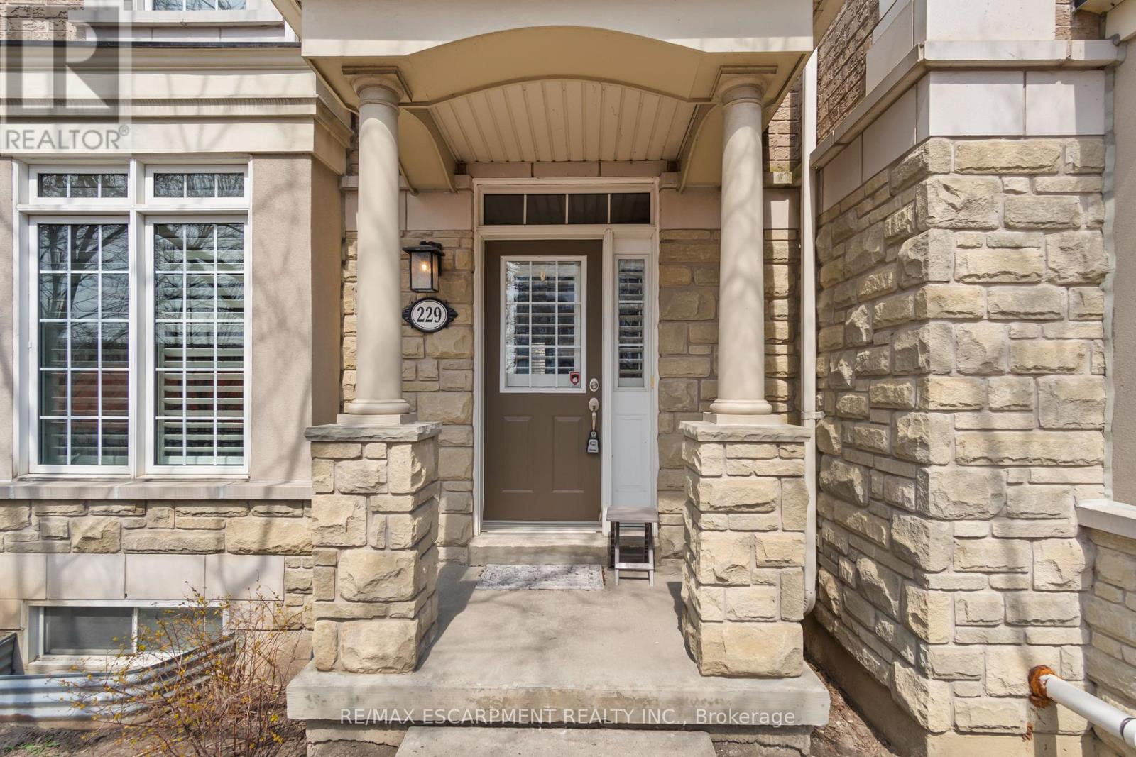Property at 229 - 60 ROSEWOOD AVENUE image 3