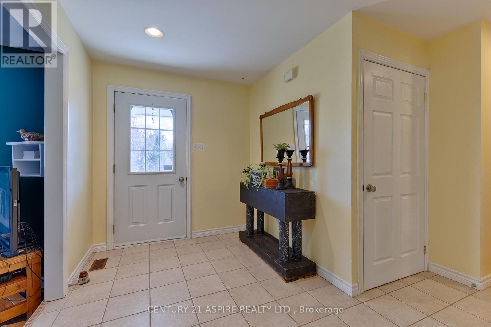 54 Evergreen Drive, Petawawa, Ontario  K8A 6W7 - Photo 12 - X12121427