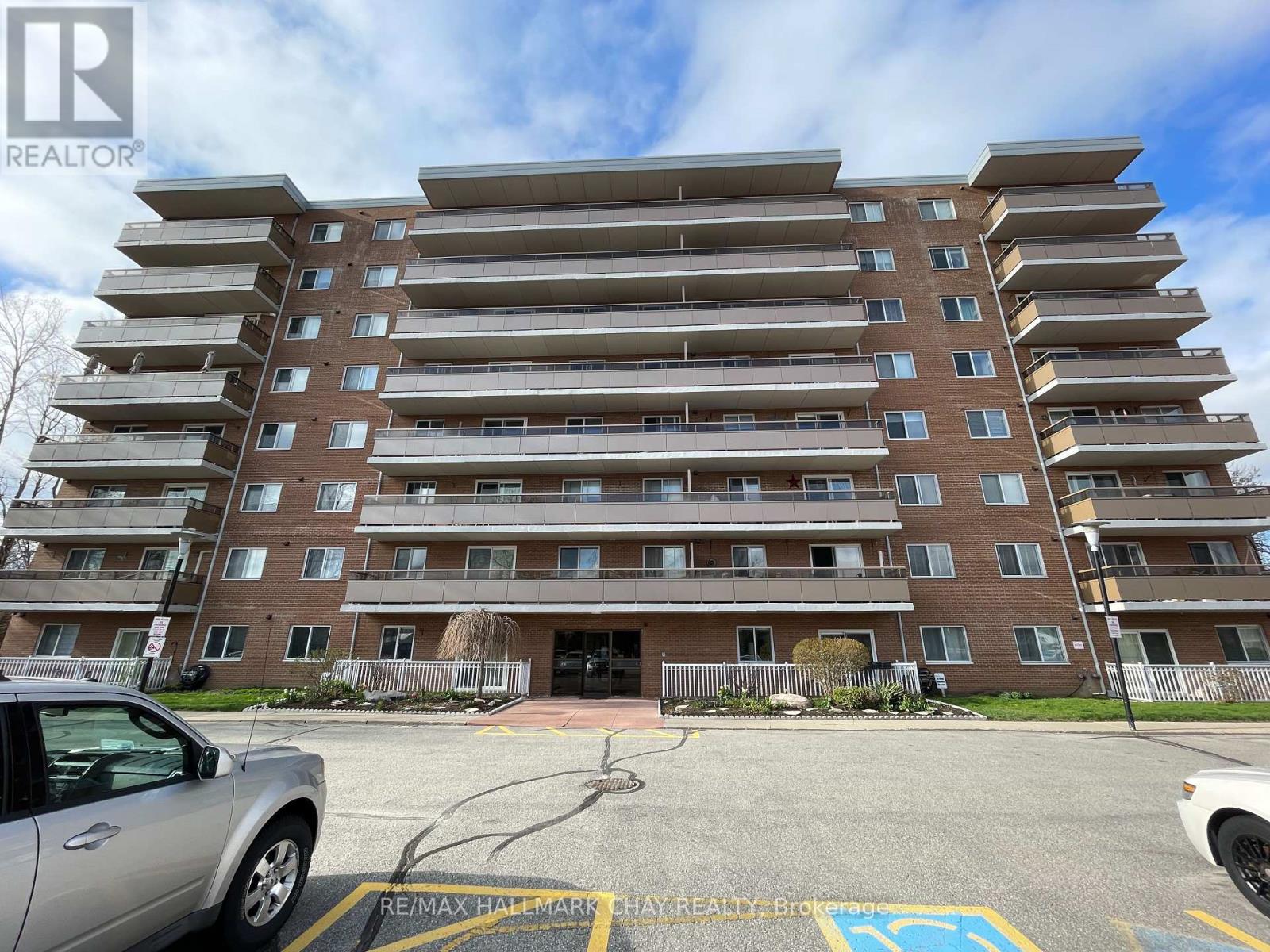 702 - 414 Blake Street, Barrie, Ontario  L4M 5J7 - Photo 1 - S12117840