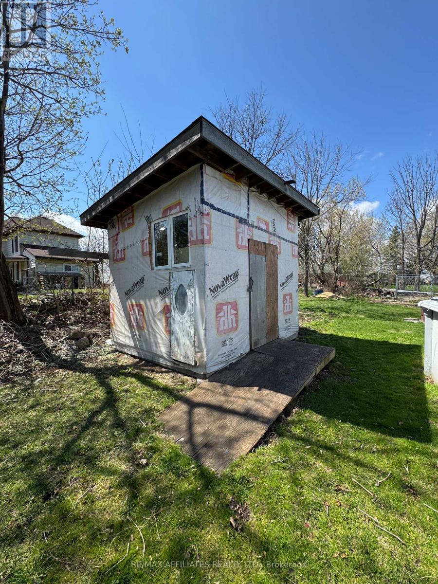 10 Charlotte Street, Montague, Ontario  K7A 2X7 - Photo 7 - X12121436