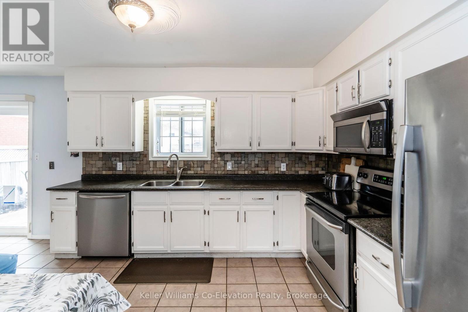 1 Bonaventure Place, Penetanguishene, Ontario  L9M 1J3 - Photo 11 - S12121471