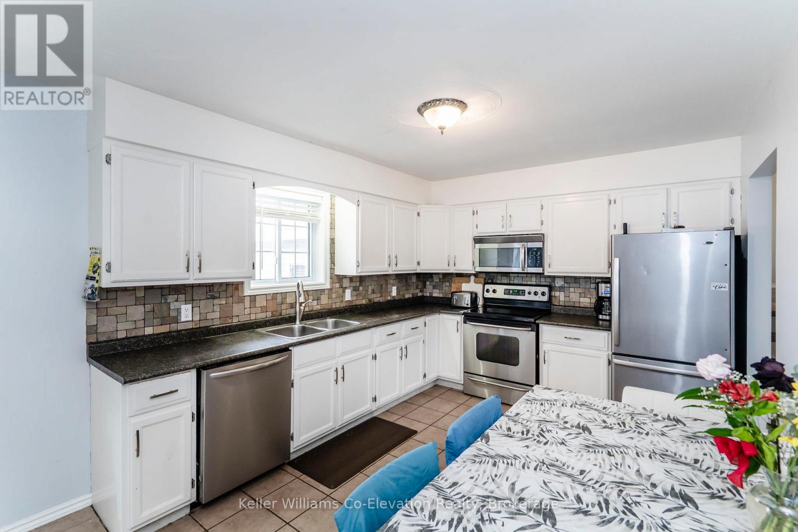 1 Bonaventure Place, Penetanguishene, Ontario  L9M 1J3 - Photo 12 - S12121471