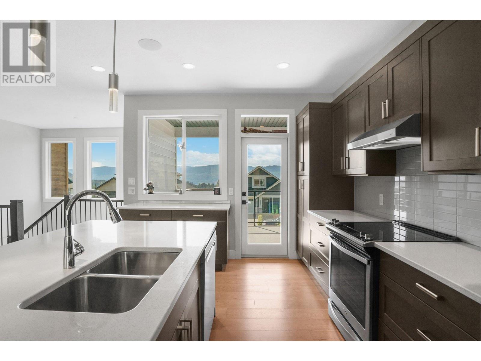 2594 Crown Crest Drive, West Kelowna, British Columbia  V4T 3N3 - Photo 9 - 10344598