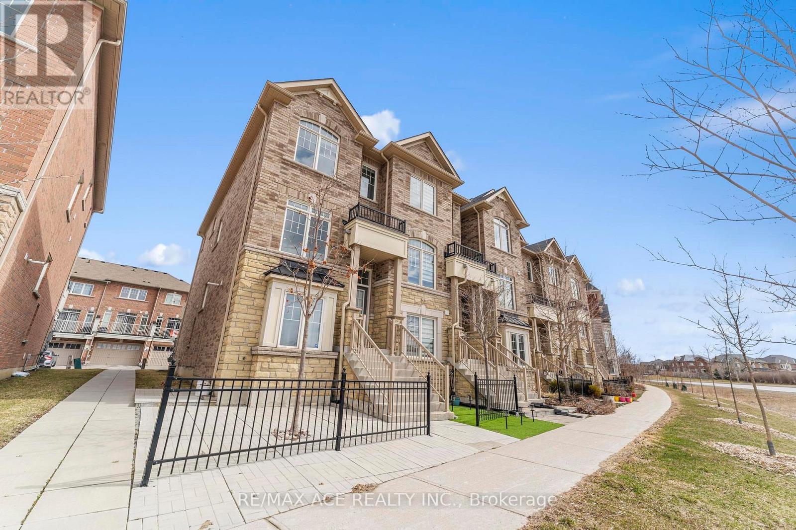 Property at 207 DUNDAS WAY image 1