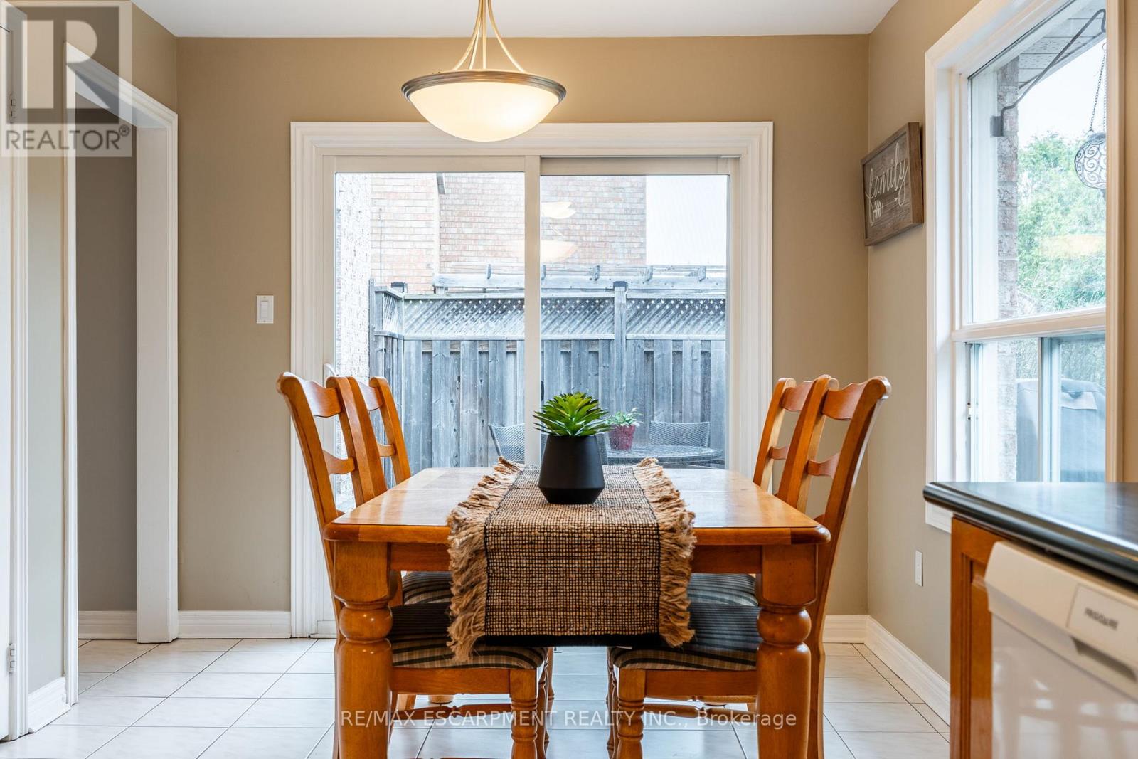 38 Fellowes Crescent, Hamilton, Ontario  L8B 0M3 - Photo 9 - X12121432