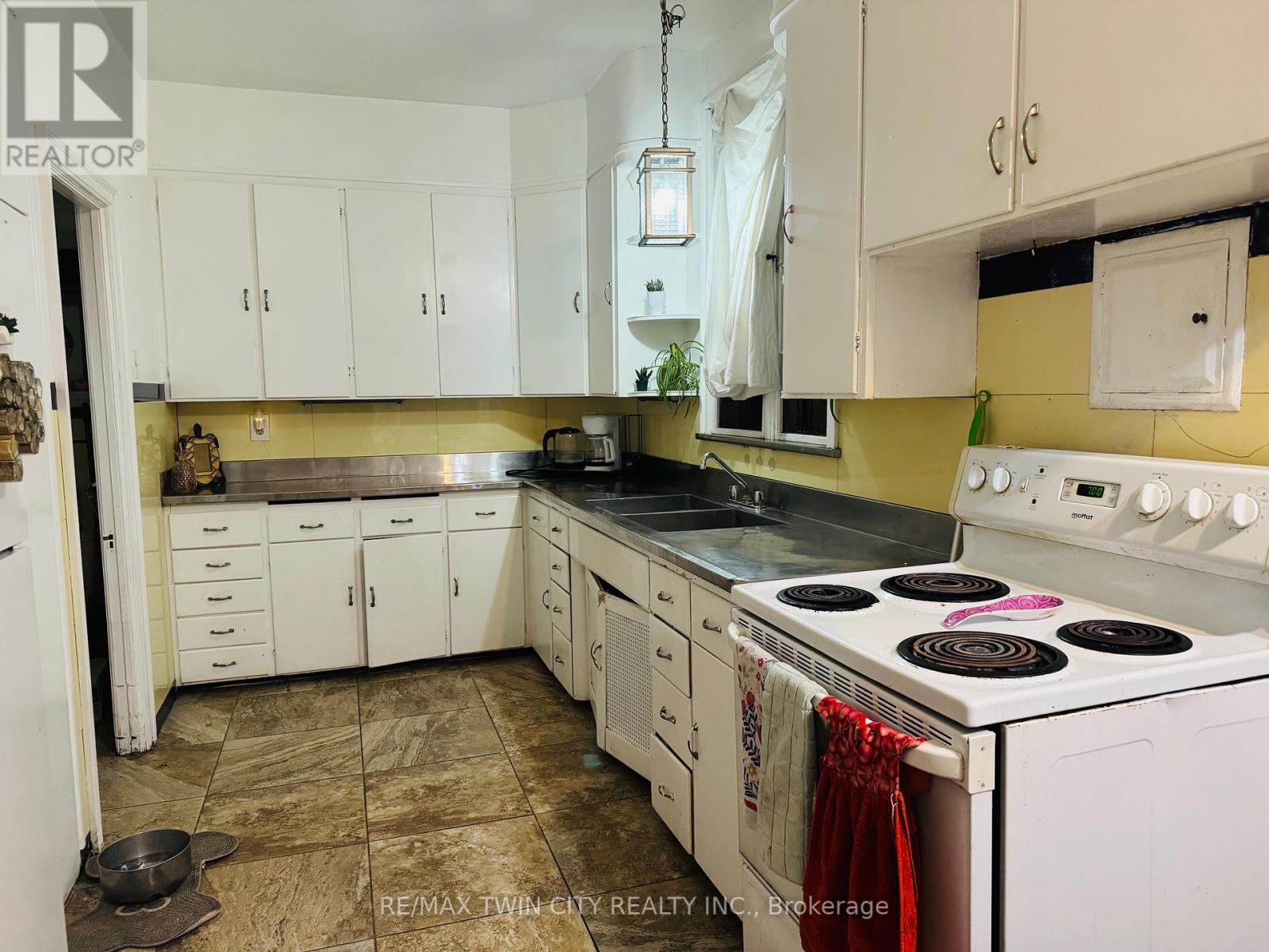 32 Simeon Street, Kitchener, Ontario  N2H 1S1 - Photo 13 - X12121437