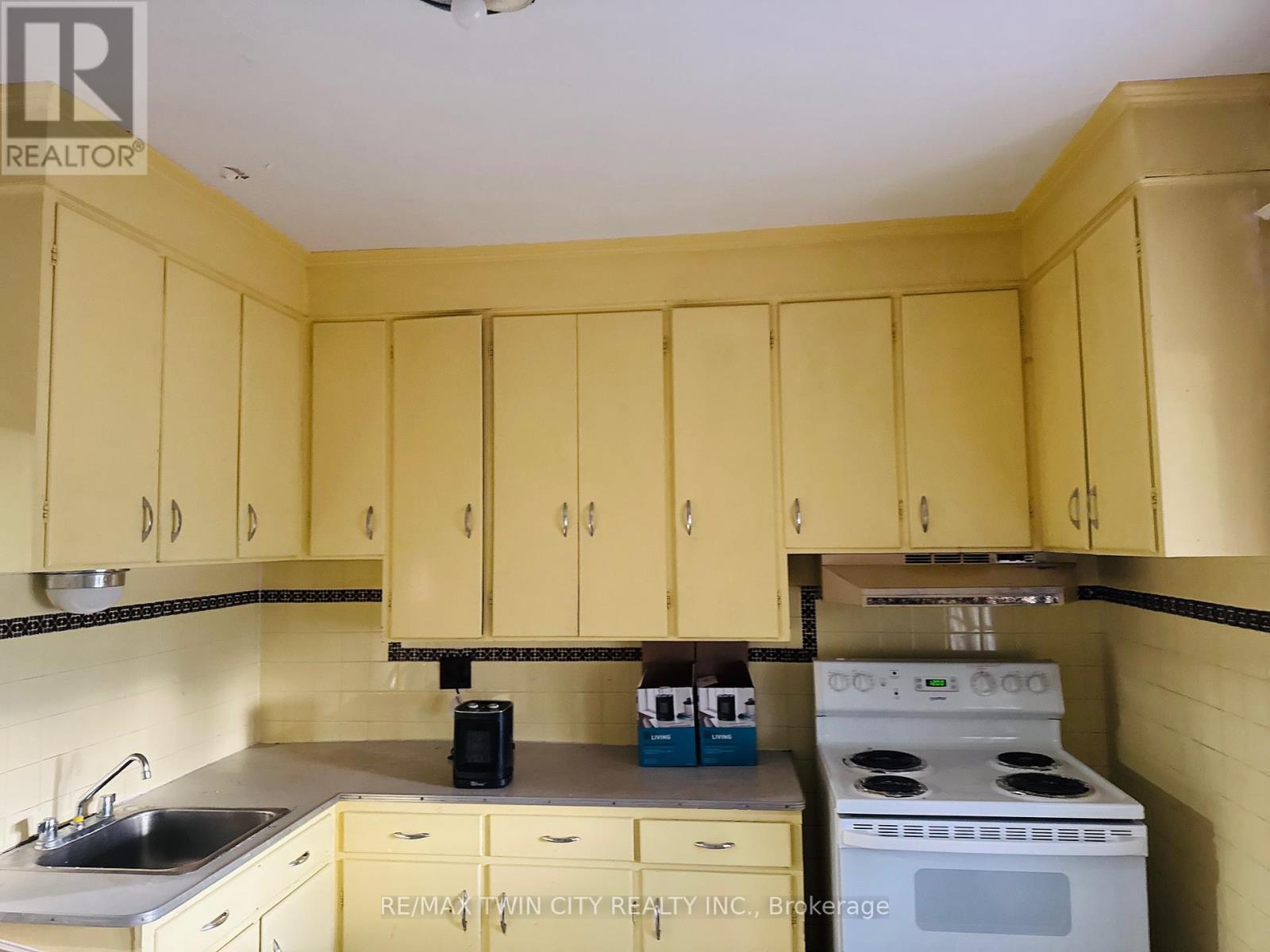 32 Simeon Street, Kitchener, Ontario  N2H 1S1 - Photo 31 - X12121437