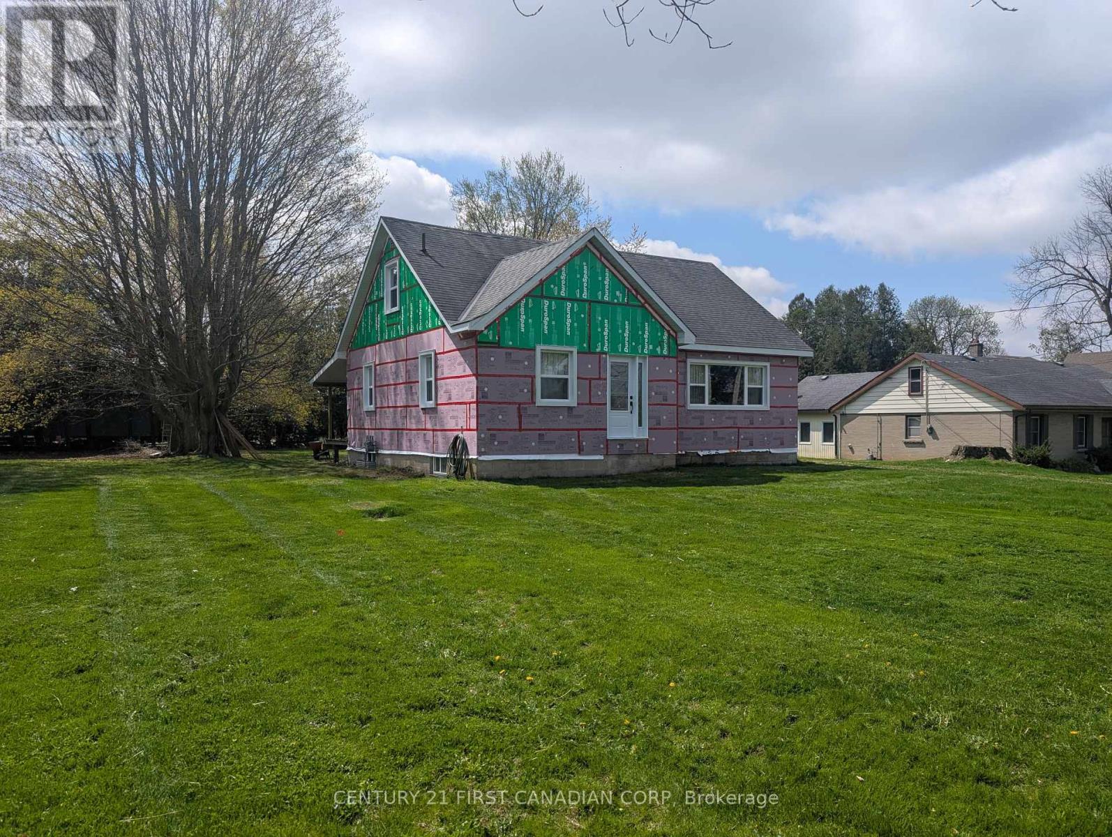 211 King Edward Street, Brant (Paris), Ontario  N3L 3E3 - Photo 3 - X12121504