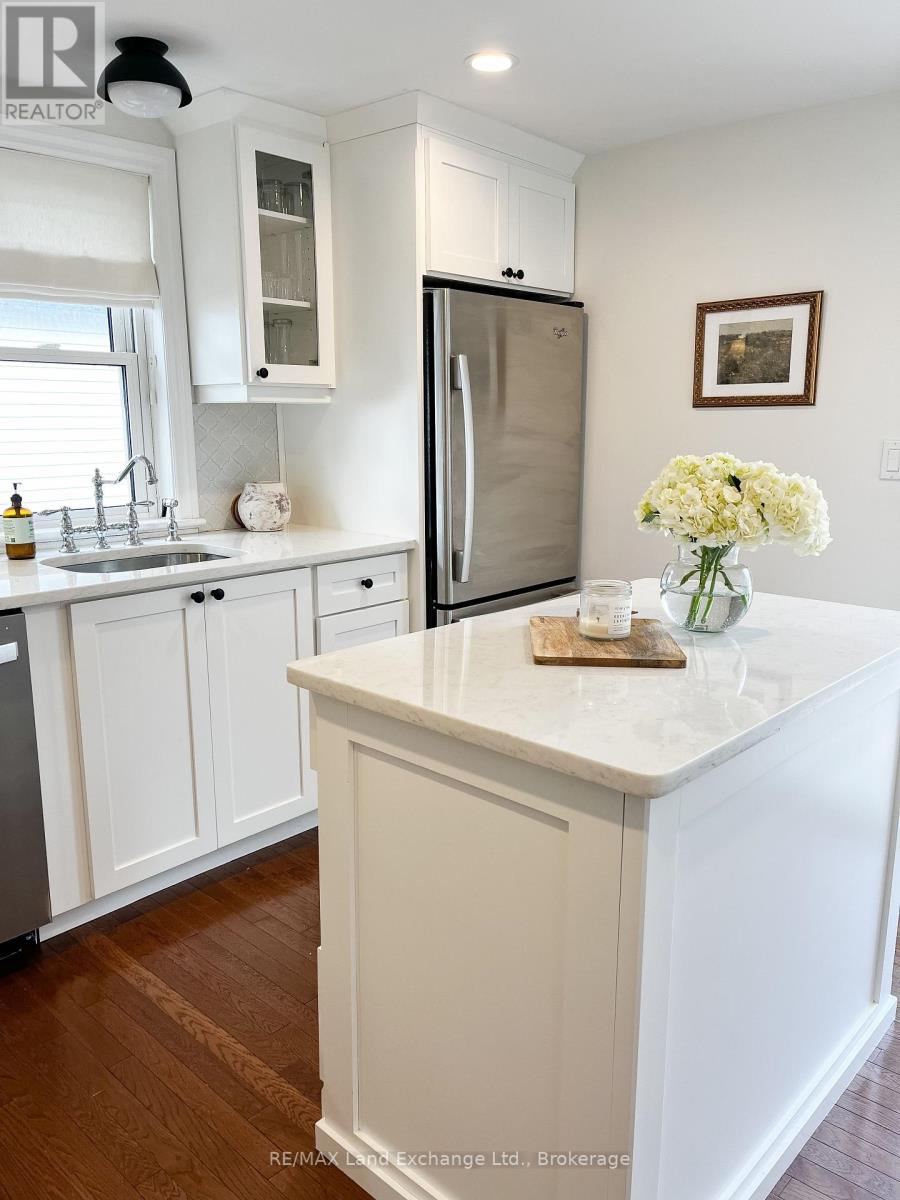 853 Olde Victoria Street N, Kincardine, Ontario  N2Z 2B6 - Photo 4 - X12121030