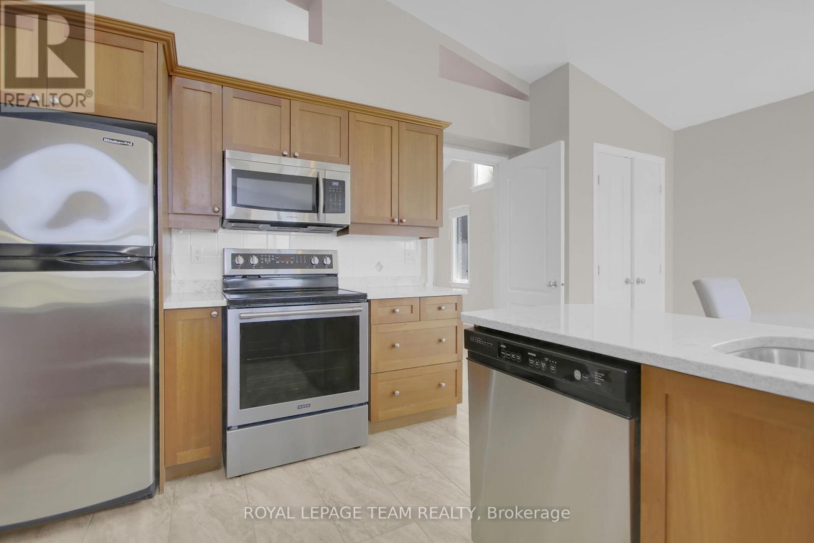 45 Amberlakes Drive, Ottawa, Ontario  K2S 2A2 - Photo 10 - X12121590