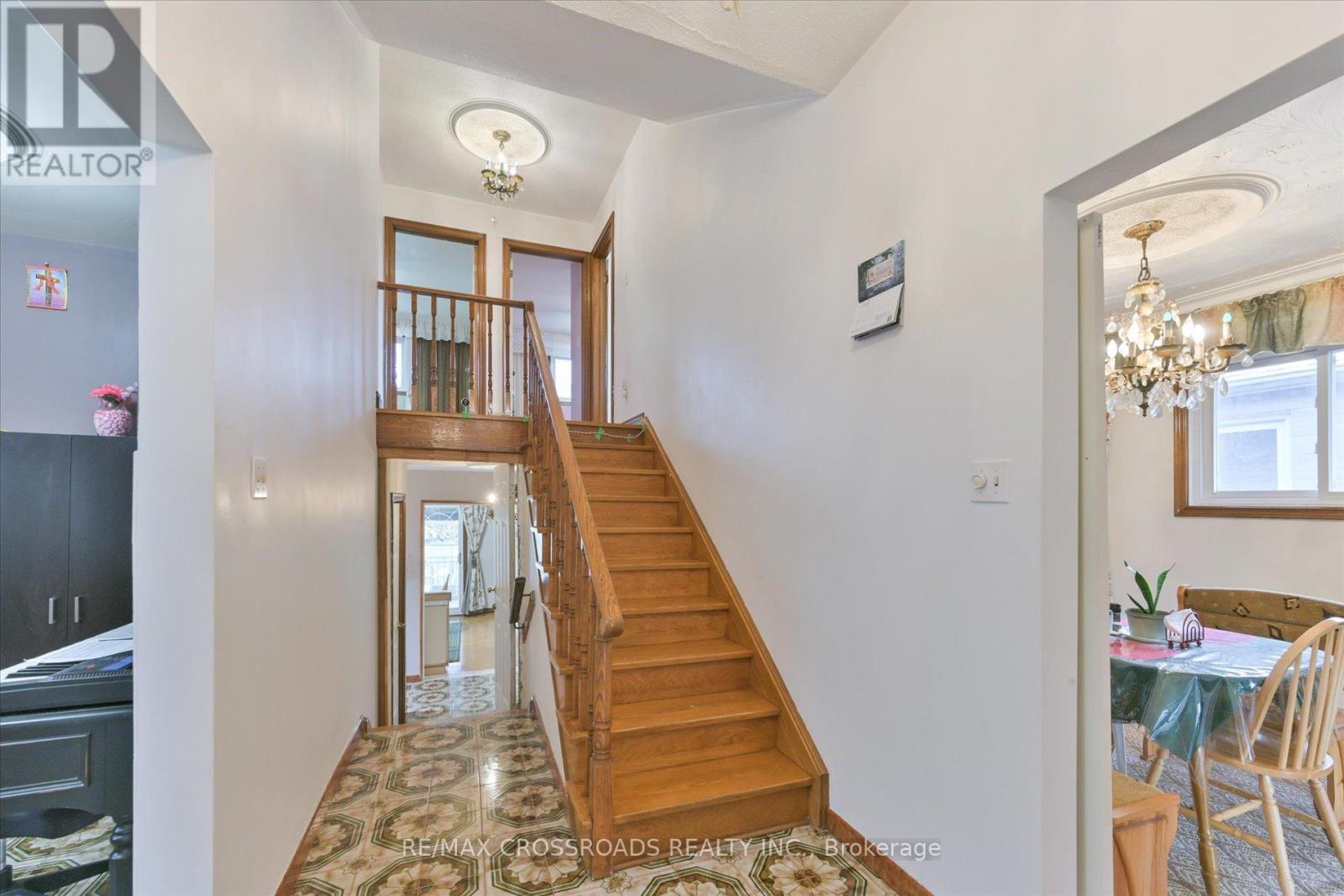 <div class="slider-price">$1,195,000</div><p>48 Phillip Avenue, Toronto, Ontario</p>