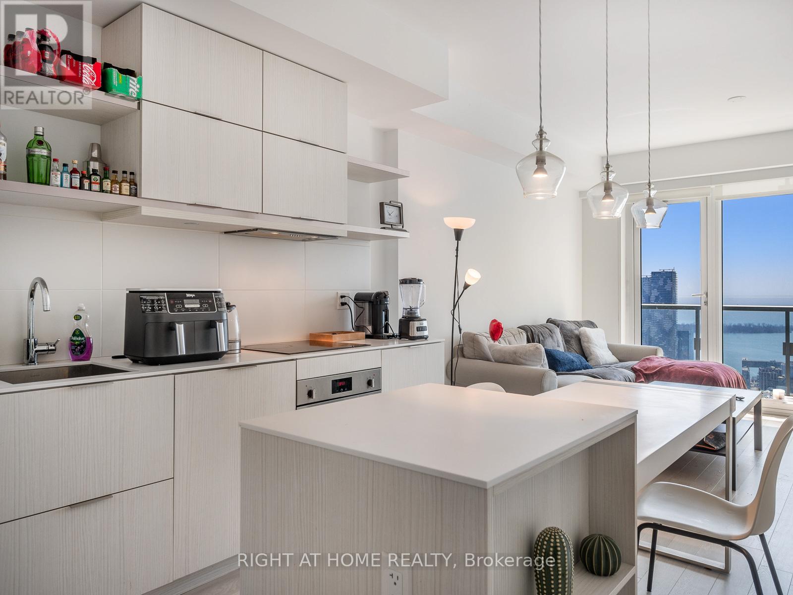 5607 - 197 Yonge Street, Toronto, Ontario  M5B 1M4 - Photo 10 - C12121539