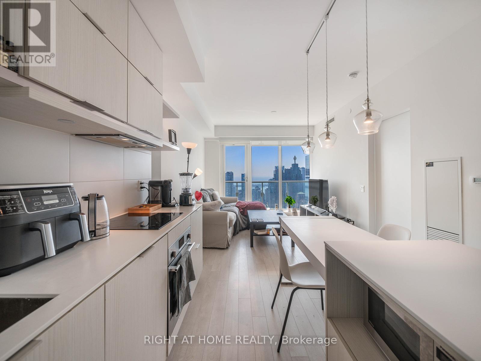 5607 - 197 Yonge Street, Toronto, Ontario  M5B 1M4 - Photo 11 - C12121539
