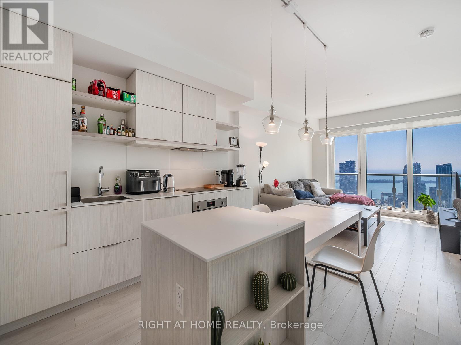 5607 - 197 Yonge Street, Toronto, Ontario  M5B 1M4 - Photo 12 - C12121539