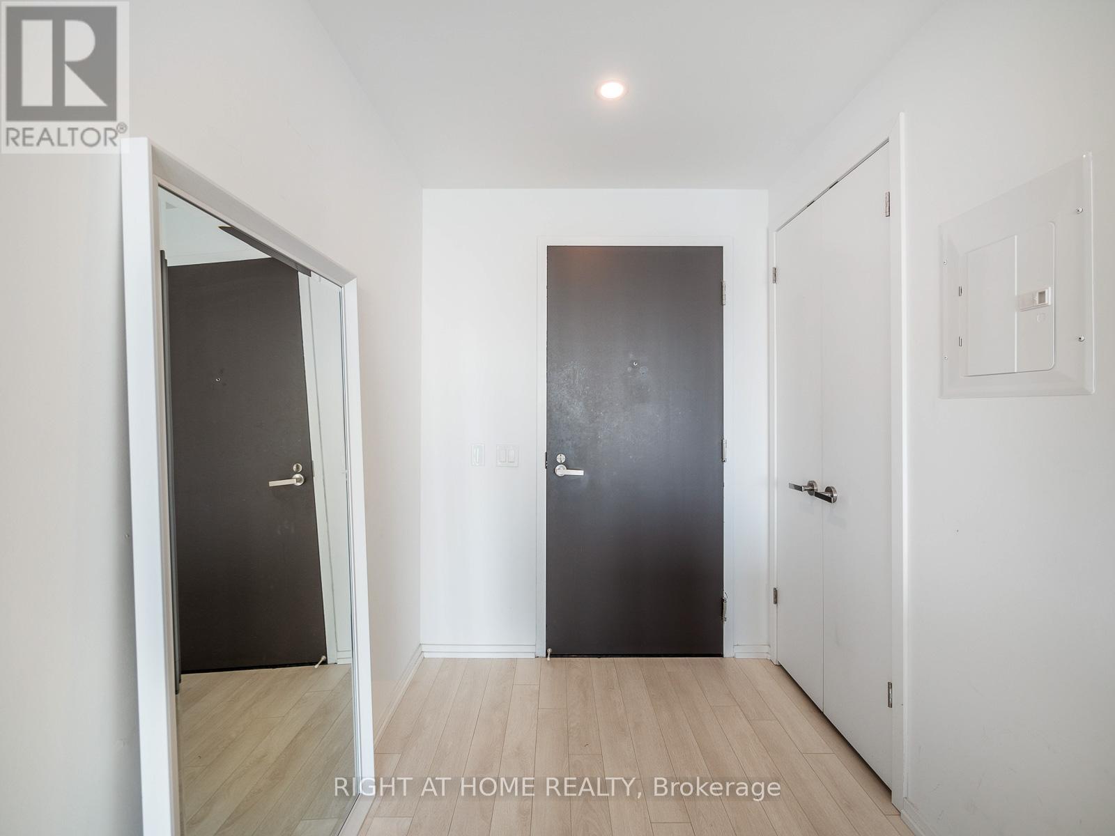 5607 - 197 Yonge Street, Toronto, Ontario  M5B 1M4 - Photo 8 - C12121539