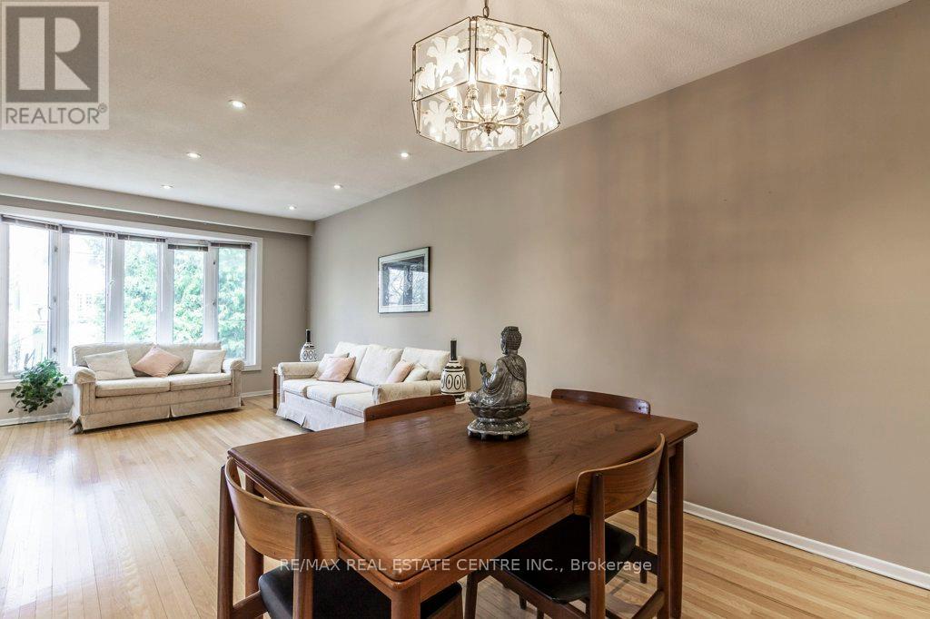 368 Lara Woods, Mississauga, Ontario  L5A 3A9 - Photo 4 - W12121529