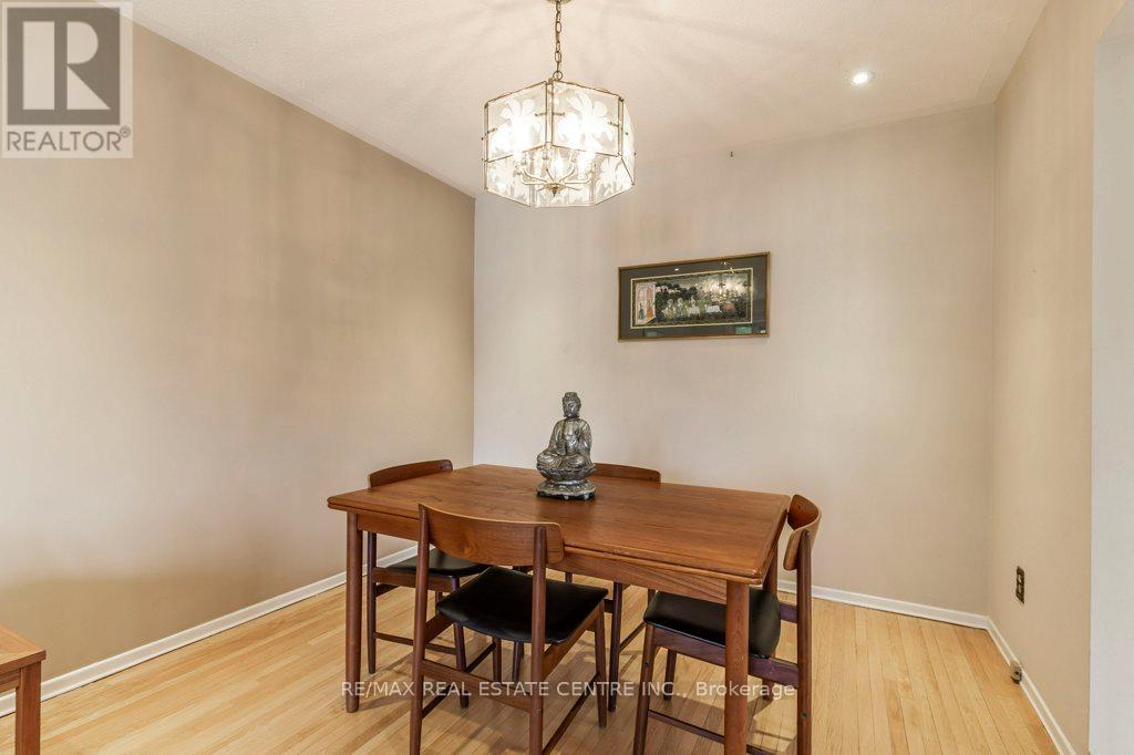 368 Lara Woods, Mississauga, Ontario  L5A 3A9 - Photo 5 - W12121529