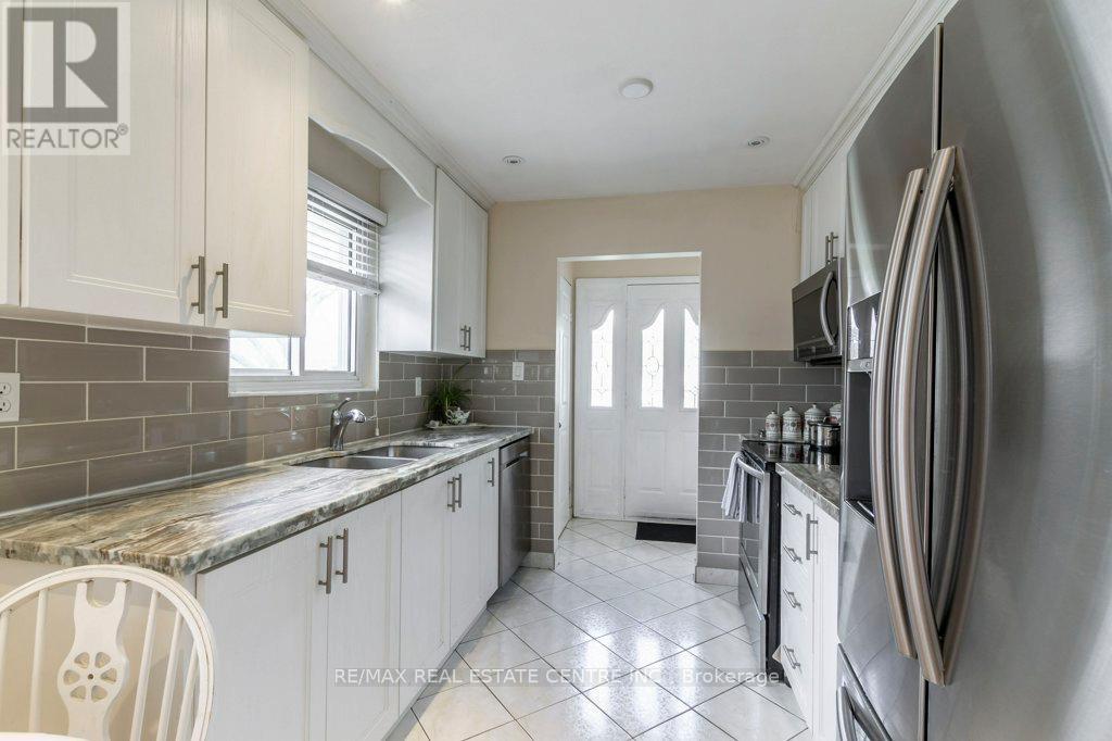 368 Lara Woods, Mississauga, Ontario  L5A 3A9 - Photo 7 - W12121529