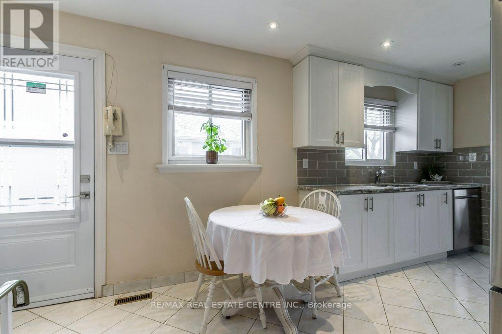 368 Lara Woods, Mississauga, Ontario  L5A 3A9 - Photo 9 - W12121529