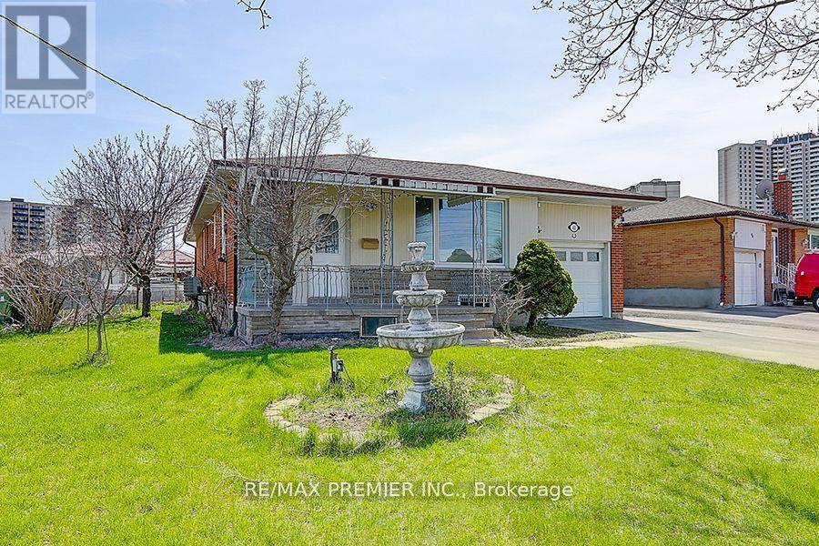 42 Wilmont Drive, Toronto, Ontario  M3N 1N6 - Photo 3 - W12121560