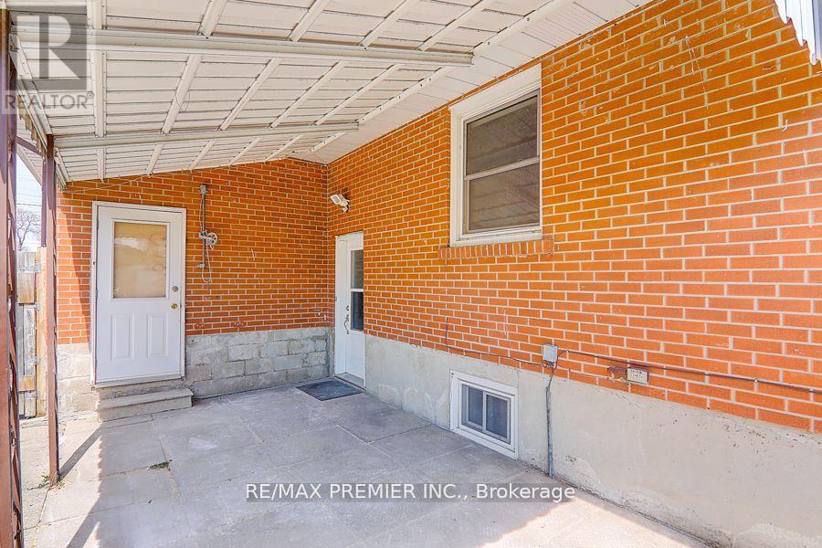 42 Wilmont Drive, Toronto, Ontario  M3N 1N6 - Photo 5 - W12121560