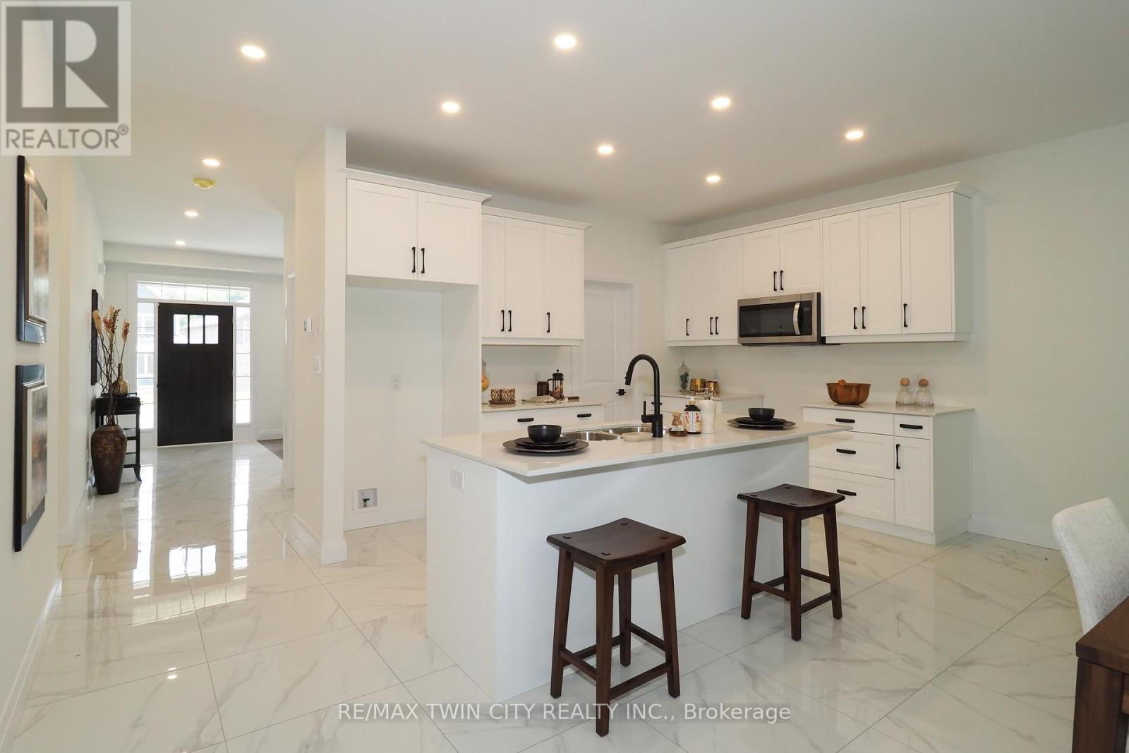217 Jeffrey Place, Kitchener, Ontario  N2C 2T7 - Photo 9 - X12121562