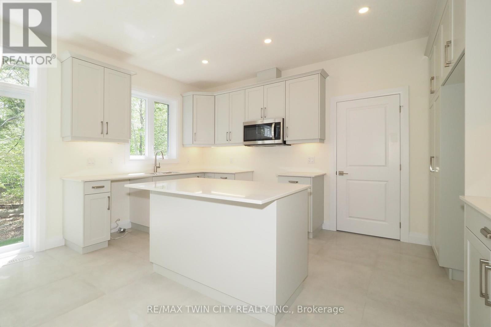 220 Jeffrey Place, Kitchener, Ontario  N2C 2T7 - Photo 15 - X12121567