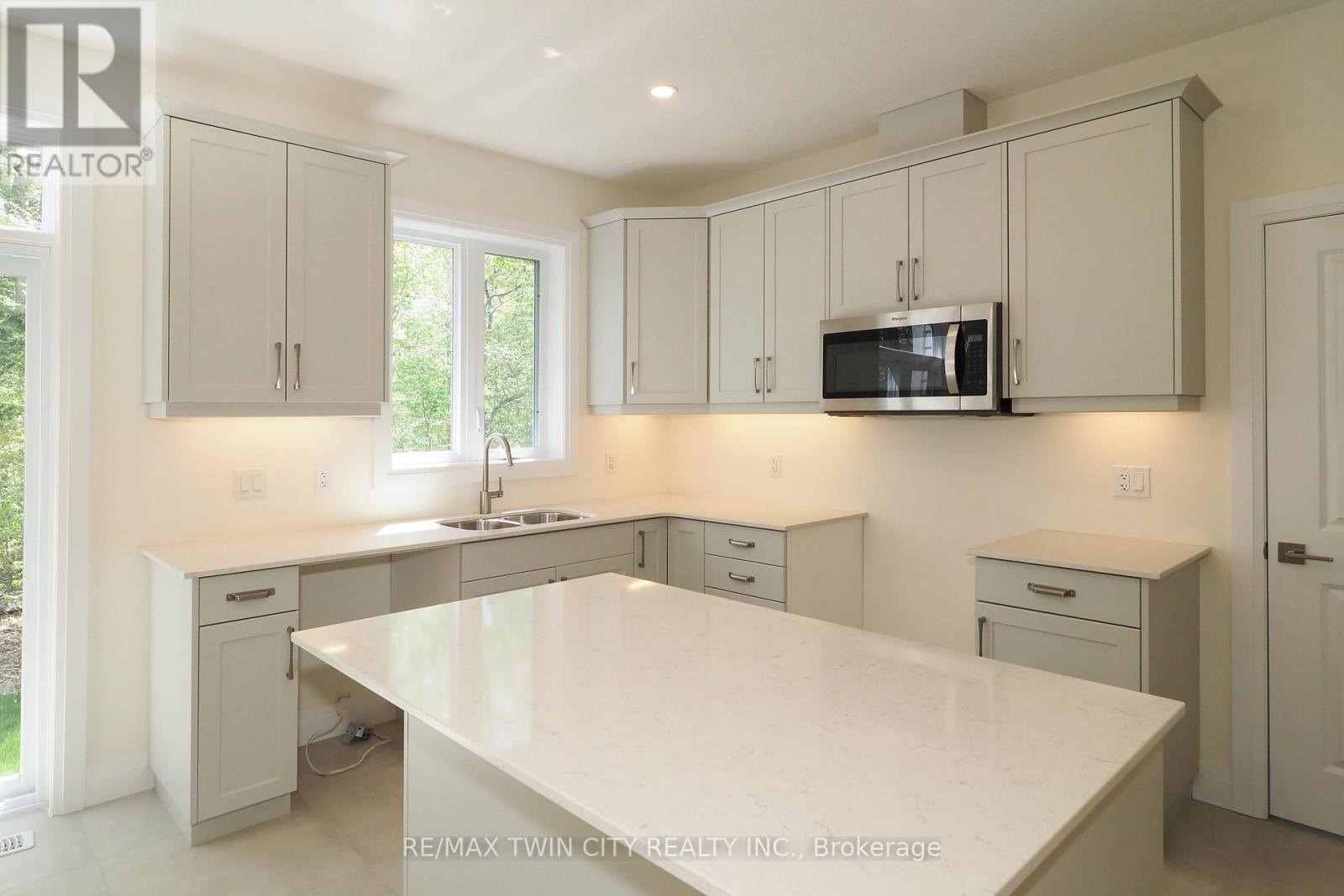 220 Jeffrey Place, Kitchener, Ontario  N2C 2T7 - Photo 16 - X12121567