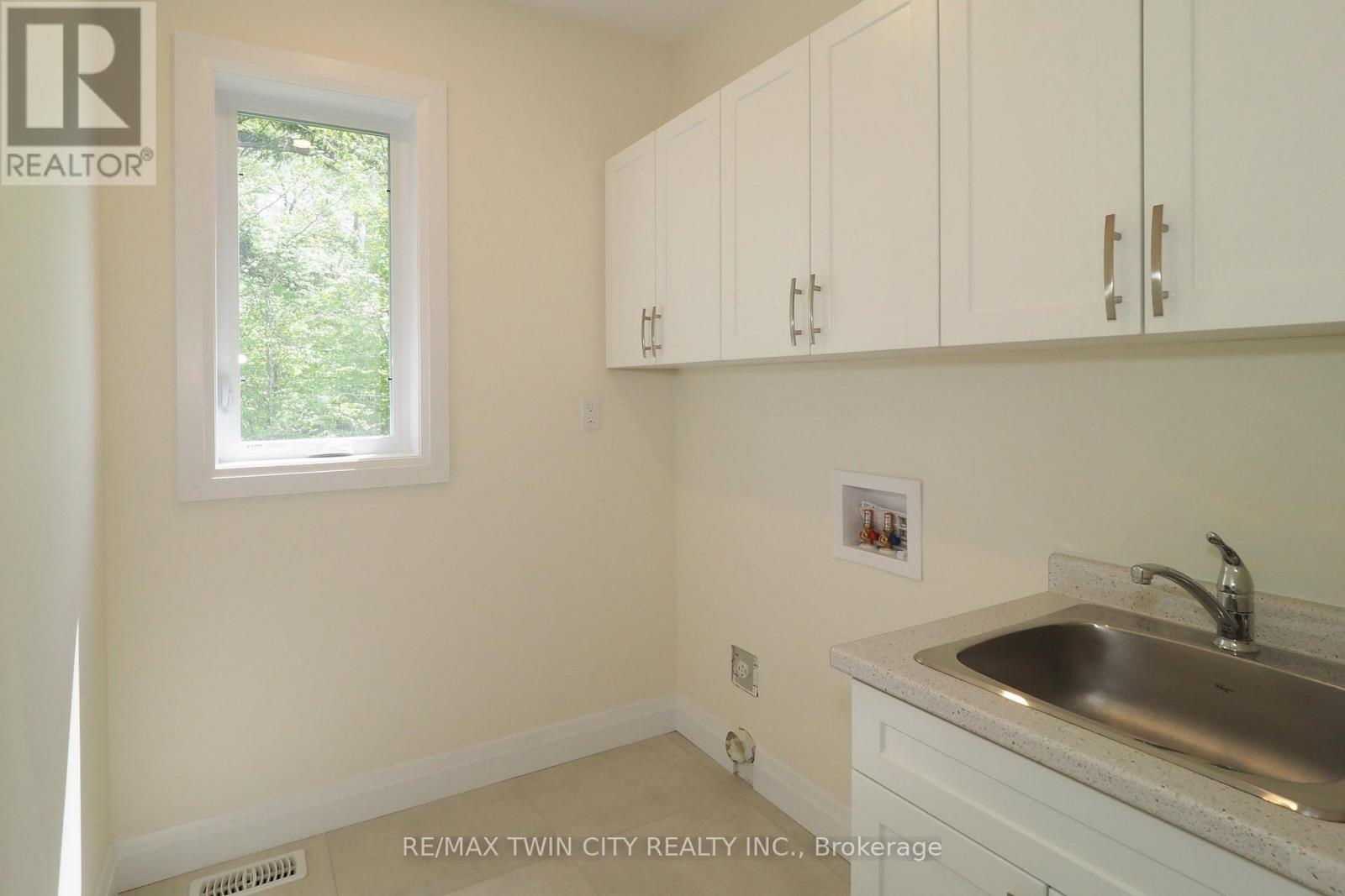 220 Jeffrey Place, Kitchener, Ontario  N2C 2T7 - Photo 24 - X12121567