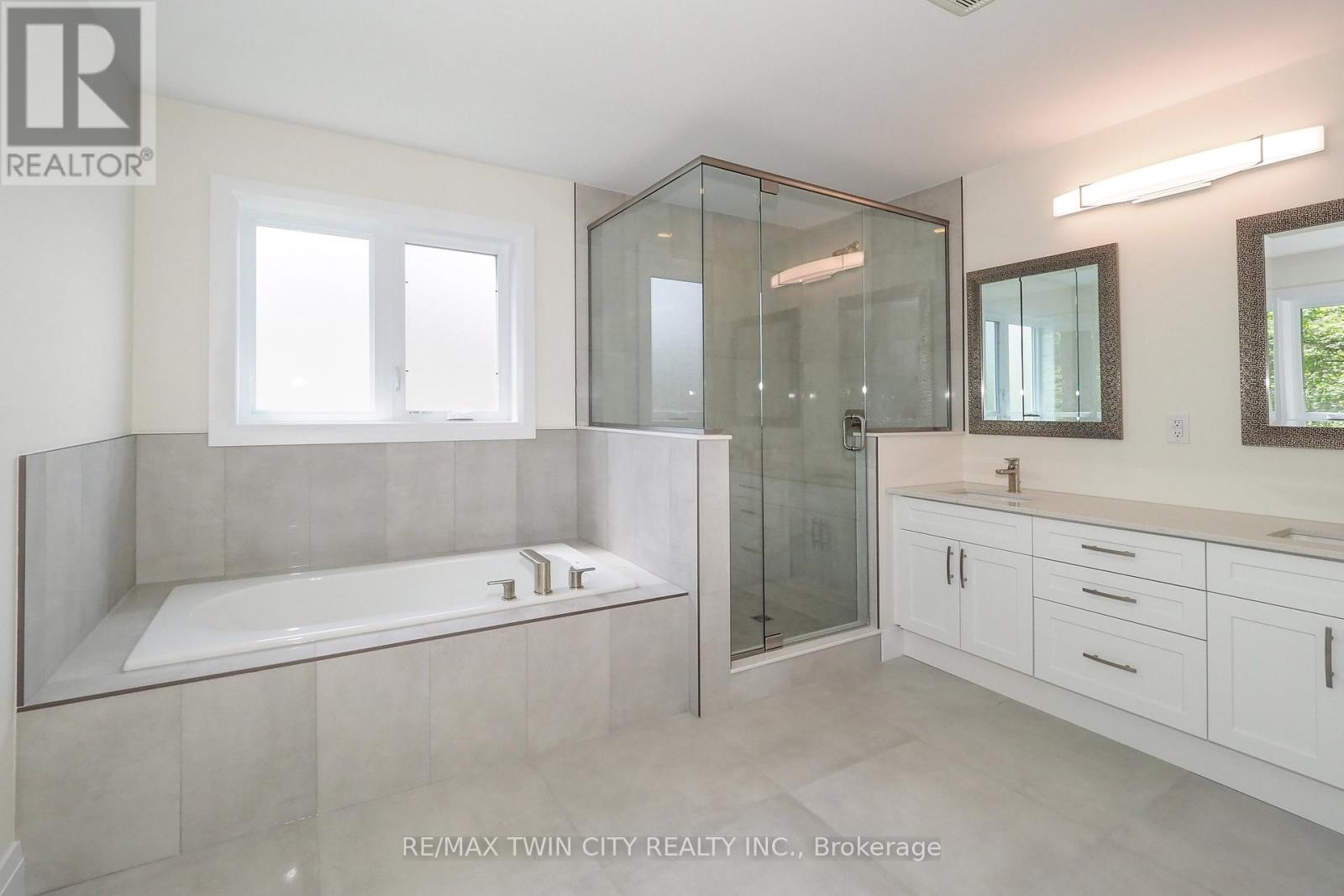220 Jeffrey Place, Kitchener, Ontario  N2C 2T7 - Photo 30 - X12121567