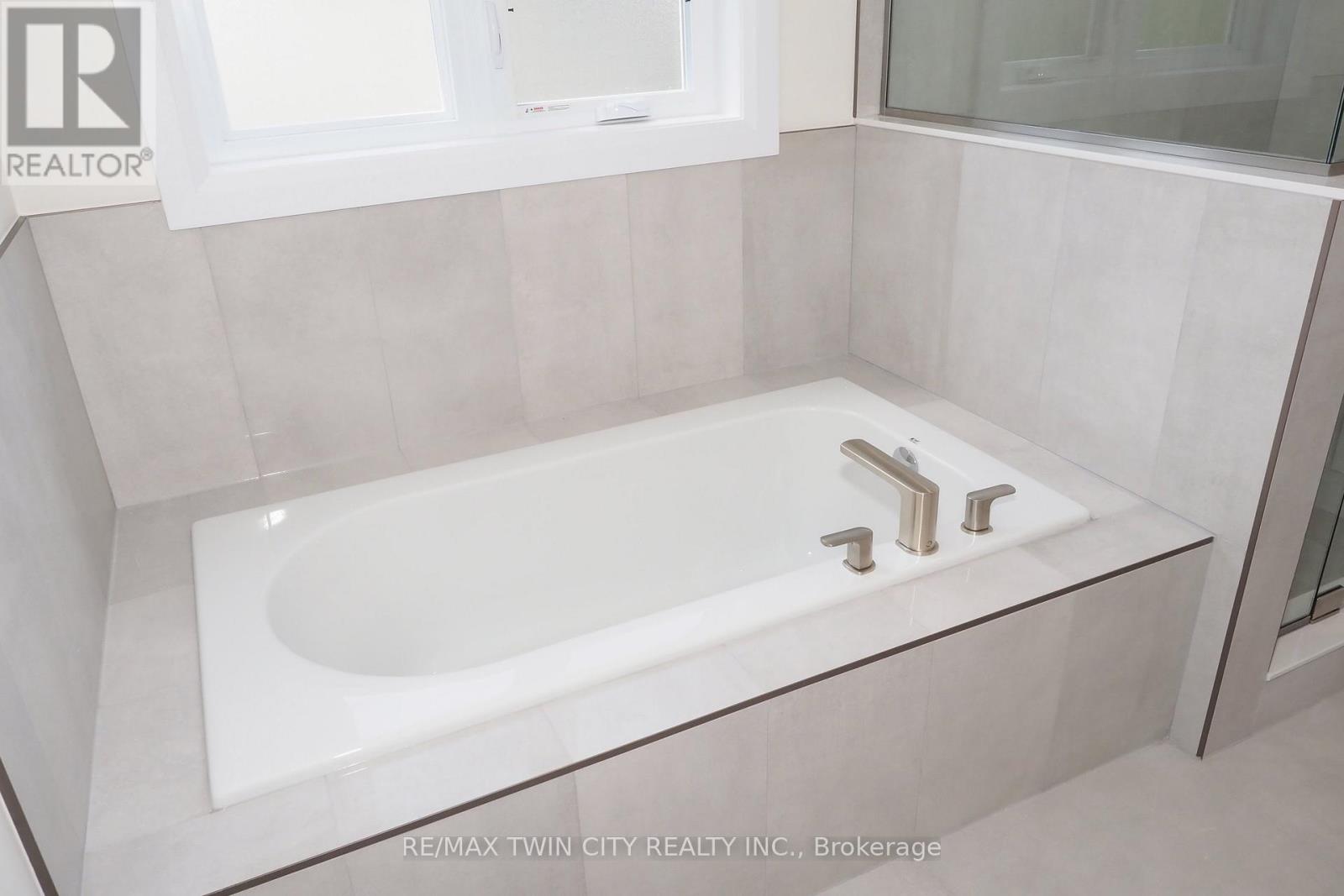 220 Jeffrey Place, Kitchener, Ontario  N2C 2T7 - Photo 31 - X12121567