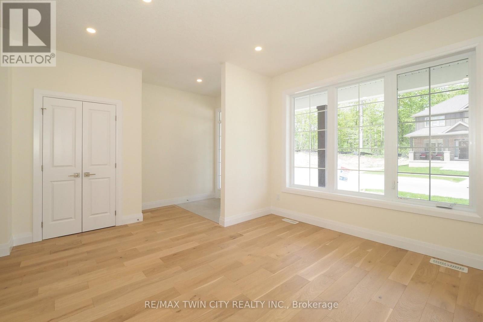 220 Jeffrey Place, Kitchener, Ontario  N2C 2T7 - Photo 6 - X12121567