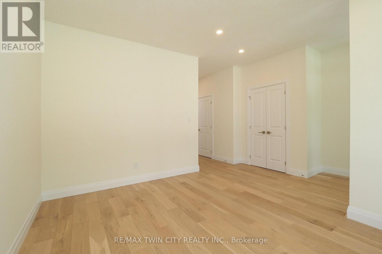 220 Jeffrey Place, Kitchener, Ontario  N2C 2T7 - Photo 7 - X12121567