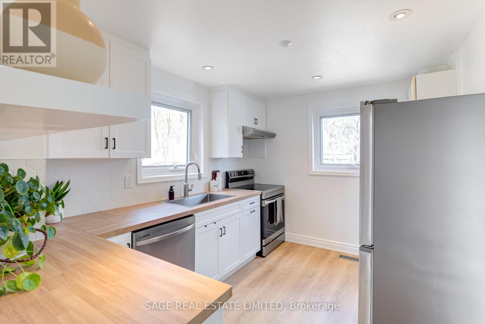 128 Murray Drive, Aurora, Ontario  L4G 2C5 - Photo 13 - N12100393