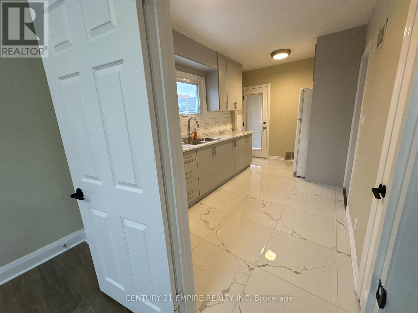 5736 Leonard Avenue, Niagara Falls, Ontario  L2G 4R1 - Photo 8 - X12121593