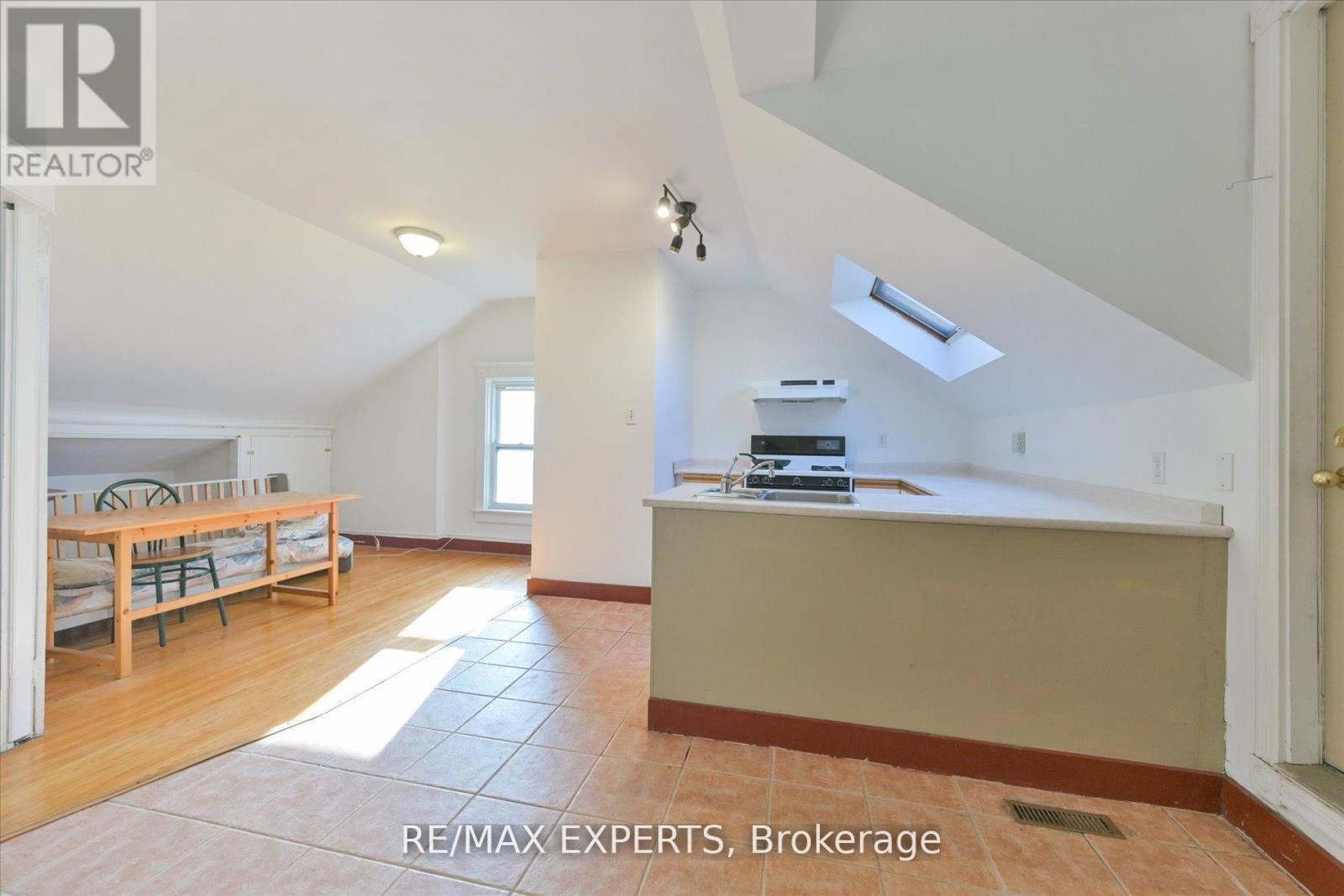 18 Barton Avenue, Toronto, Ontario  M5R 1G8 - Photo 31 - C12121393