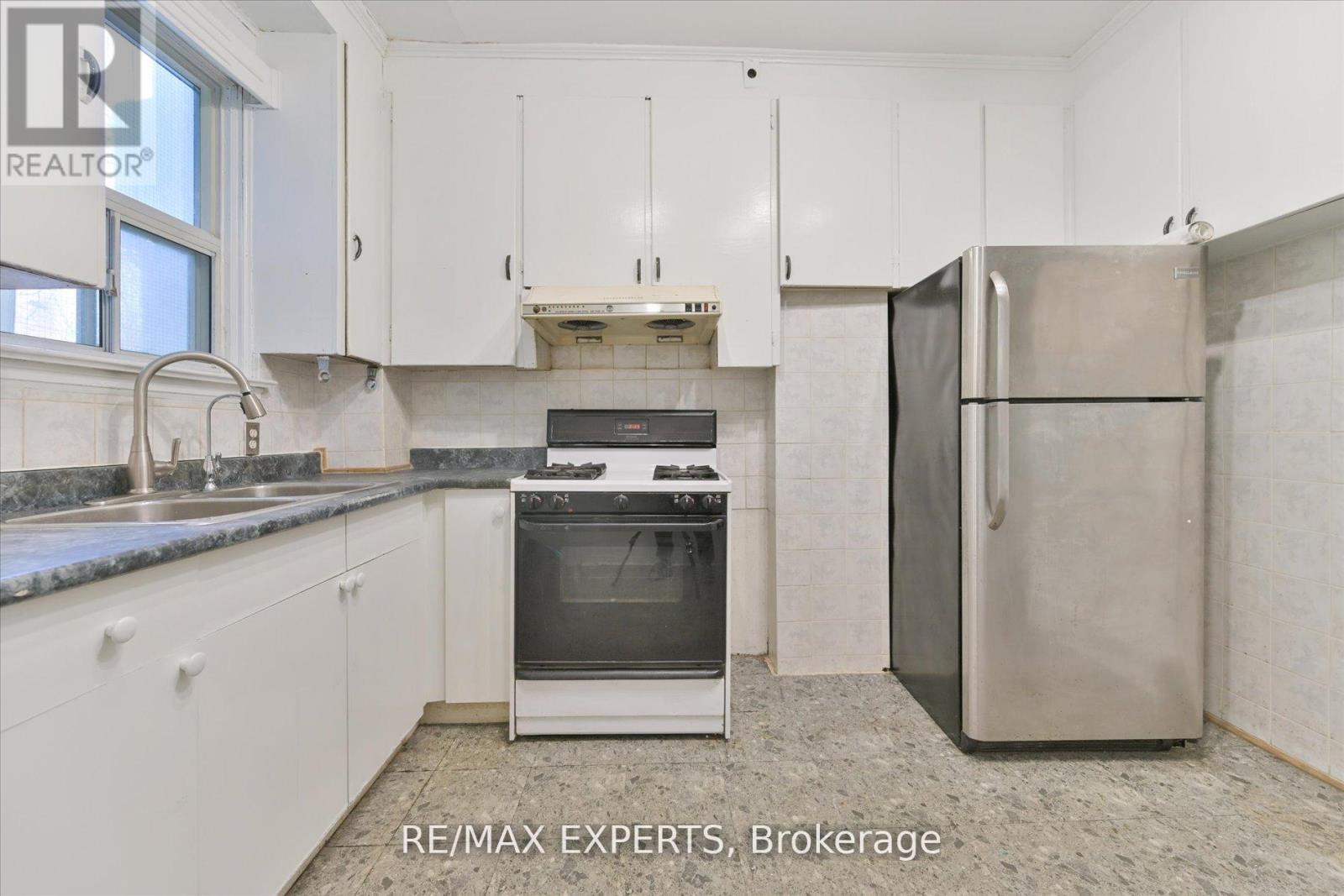 18 Barton Avenue, Toronto, Ontario  M5R 1G8 - Photo 18 - C12121393