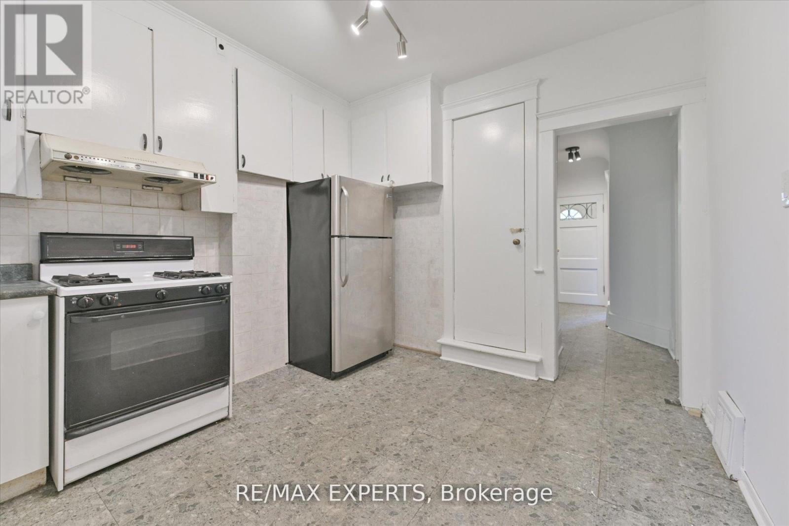 18 Barton Avenue, Toronto, Ontario  M5R 1G8 - Photo 17 - C12121393