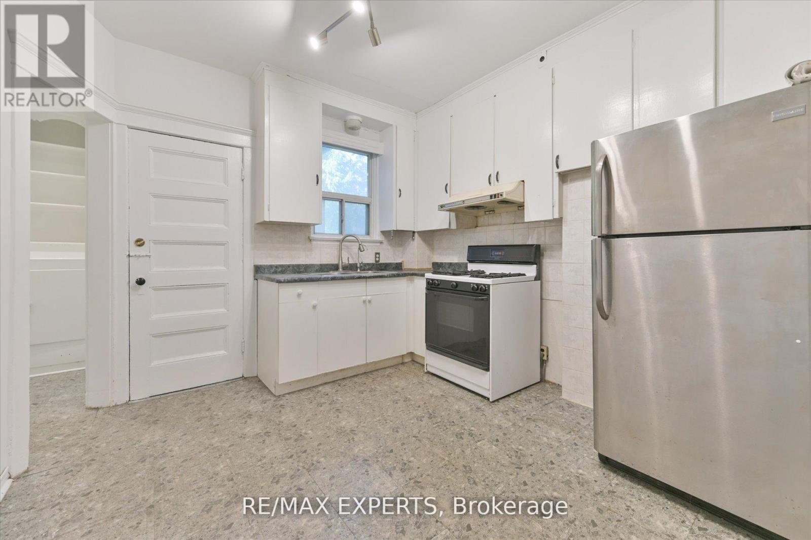 18 Barton Avenue, Toronto, Ontario  M5R 1G8 - Photo 16 - C12121393