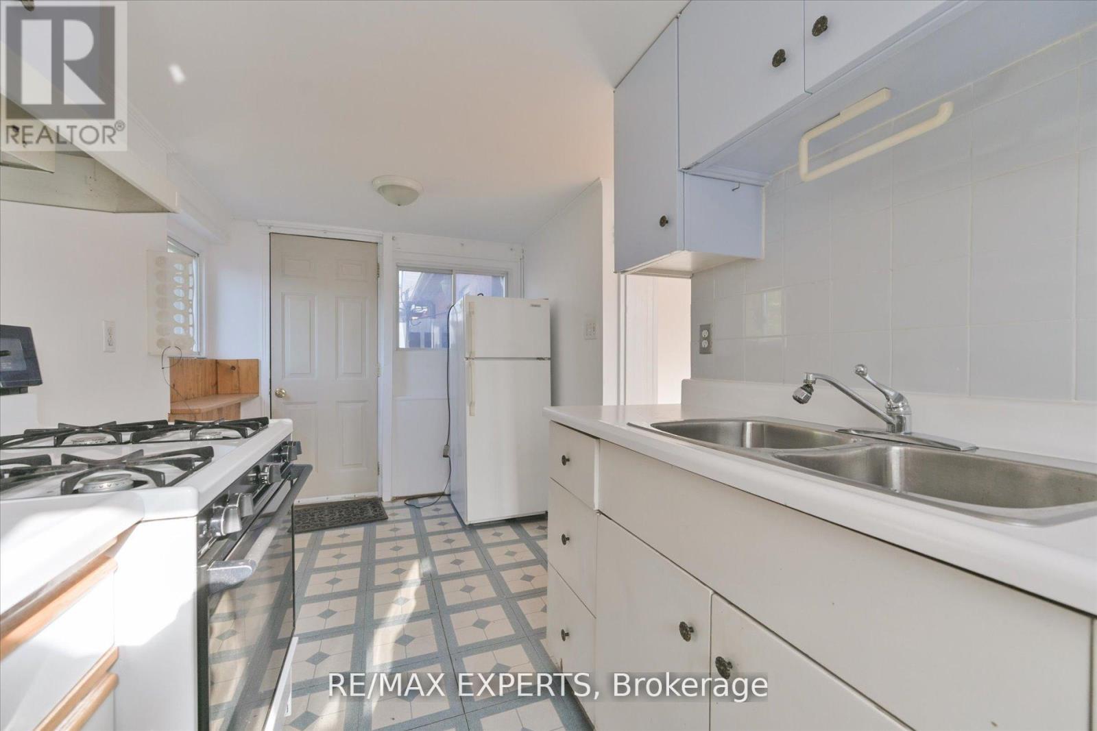 18 Barton Avenue, Toronto, Ontario  M5R 1G8 - Photo 33 - C12121393
