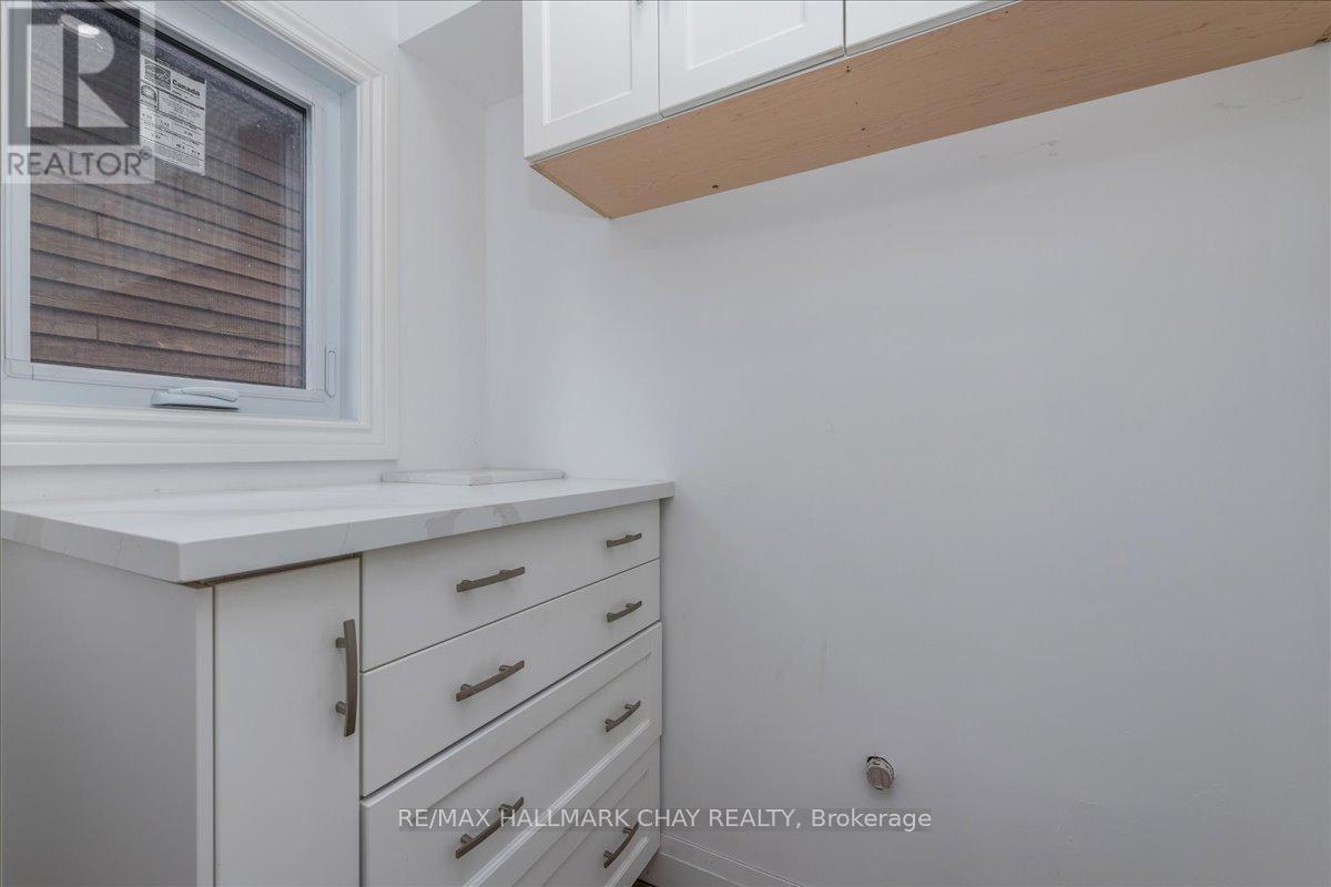 1063 Wood Street, Innisfil, Ontario  L0L 1K0 - Photo 5 - N12121628
