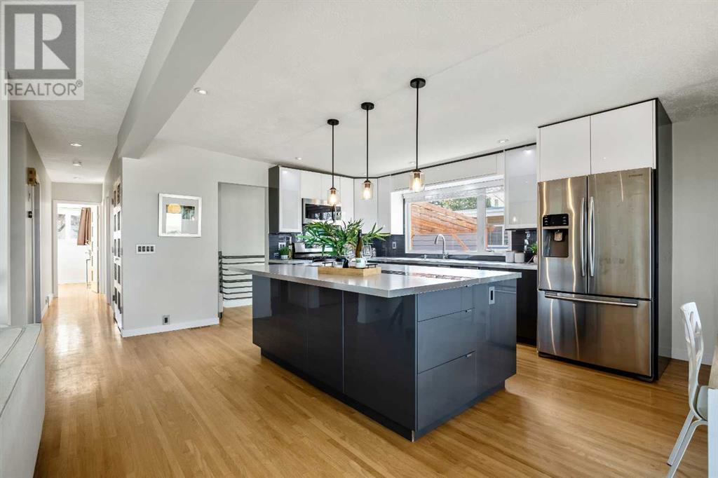 Property at 5312 37 Street SW image 4