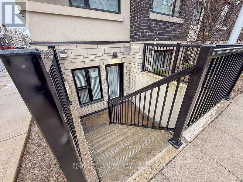 817 - 1133 Cooke Boulevard, Burlington, Ontario  L7T 0C3 - Photo 1 - W12121642