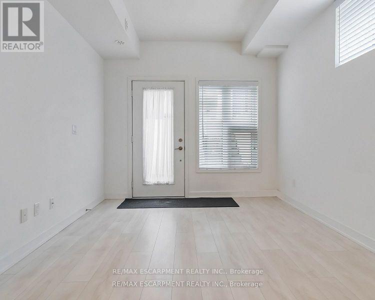 817 - 1133 Cooke Boulevard, Burlington, Ontario  L7T 0C3 - Photo 2 - W12121642