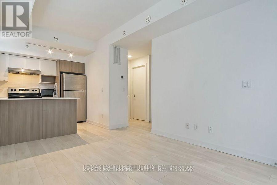 817 - 1133 Cooke Boulevard, Burlington, Ontario  L7T 0C3 - Photo 4 - W12121642
