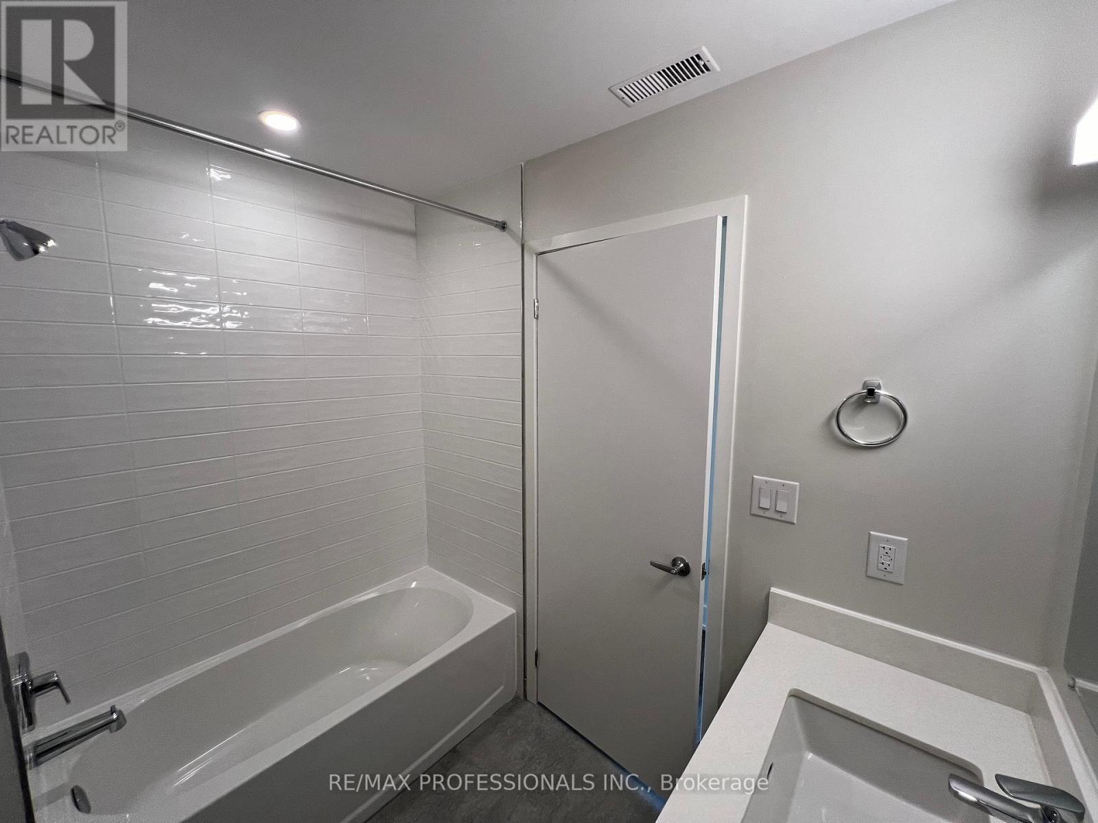 102 - 62 Dixfield Drive, Toronto, Ontario  M9C 3W1 - Photo 24 - W12121655
